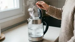 Em vez de vinagre e bicarbonato de sódio, adiciono este pó barato. Os resíduos de calcário desaparecem da chaleira como por magia.