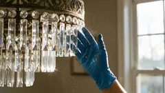 O pó desaparecerá do lustre em poucos minutos: um método rápido sem precisar retirar os difusores