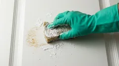 Como limpar os armários da cozinha com bicarbonato de sódio: a gordura é removida sem o uso de produtos químicos agressivos.