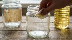 Como remover cuidadosamente os vestígios de autocolantes do vidro e do plástico em 5 a 10 minutos, sem deixar marcas 