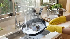 Os resíduos de comida desaparecerão da frigideira em poucos minutos: um truque simples para um brilho perfeito