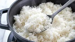 Já não cozinho arroz nem ligo o fogão, porque descobri um método melhor: um truque que permite cozinhar o arroz de forma a que fique macio sem o deixar ferver.