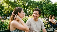 Como saber se há química ou só amizade: sinais de interesse que aparecem no dia a dia