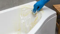 Como remover manchas amareladas da banheira sem usar produtos químicos? Esta pasta caseira vai ajudar-te nessa tarefa.