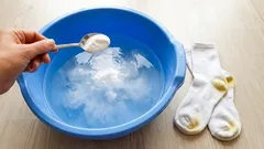 Basta colocar 2 colheres de sopa na água e as peças brancas ficam como novas: o amarelado e a sujidade desaparecem durante a lavagem