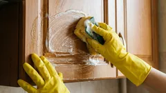 Como limpar portas e puxadores engordurados sem cheiros fortes nem manchas