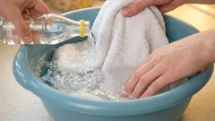  À noite, coloco os panos de cozinha e as luvas de forno de molho: de manhã, ficam impecavelmente limpos, até as manchas antigas de gordura desaparecem.