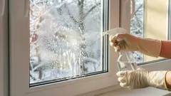 Como limpar janelas sem deixar marcas: um método simples que funciona mesmo com luz forte.