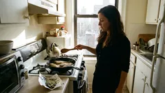 Como cozinhar peixe sem que o cheiro se espalhe por toda a casa: um truque com folha de louro