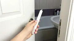  Uma vez por mês, vou à casa de banho e levo uma vela normal comigo. Isso resolve três problemas de uma só vez.