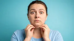 Estás a fazer “duplo queixo” ao contrário? Corrige este erro comum e protege o pescoço