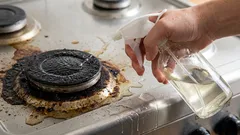 O fogão ficará a brilhar de tão limpo: explicamos como limpar rapidamente a sujidade e os resíduos de cozedura