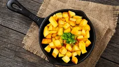 As batatas assadas ficam mais saborosas se não as cozer previamente e se, em vez de água, utilizar um ingrediente muito melhor.