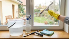 Limpar as janelas após o inverno sem esforço: uma maneira rápida de devolver aos vidros a transparência perfeita, sem marcas