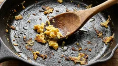 Um erro culinário comum: por que é que uma colher de pau não é a melhor escolha para fazer ovos mexidos.