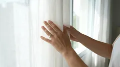 Em vez de o colocar num copo, deite-o na máquina de lavar. As suas cortinas cinzentas ficarão como novas.