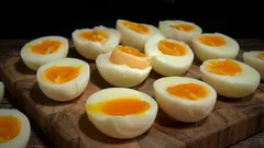 Por que é que os cozinheiros profissionais nunca cozem os ovos depois de a água ter começado a ferver: o segredo de um prato perfeito