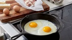 Por que precisa de uma frigideira fria para preparar ovos mexidos perfeitos: uma técnica que vai mudar as suas manhãs