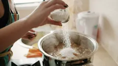 Como salvar uma sopa muito salgada? Adicione uma fatia dessa fruta e cozinhe por 10 minutos.