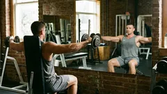 Treino de ombros: 5 erros que sobrecarregam o pescoço (e como os corrigir)