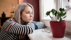 É pelos pequenos hábitos que se percebe que uma pessoa está sozinha — mesmo que ela não o diga