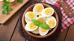 Por que é que os cozinheiros profissionais nunca deixam os ovos a cozinhar depois de ferverem: o segredo de um prato perfeito