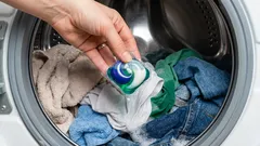  Será que a maioria das pessoas usa as cápsulas de detergente de forma incorreta? Certifique-se de que se dissolvem bem e não danificam a sua roupa