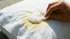 Como remover manchas amareladas das fronhas sem danificar o tecido: aprenda este método simples de lavagem em casa