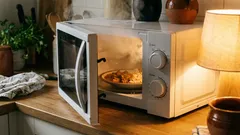 Micro-ondas: deve-se fechar ou deixar a porta aberta após cozinhar?