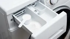 o Limpar a máquina de lavar roupa: coloque 75 g do produto no compartimento do detergente – a sujidade e o bolor sairão sob a forma de flocos pretos.