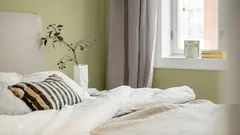  Porque é que a cama não deve ser colocada com a cabeceira virada para a janela: não só por causa das correntes de ar, mas também porque isso compromete a sensação de segurança.