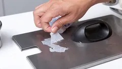 Como remover facilmente etiquetas coladas: estas dicas funcionam mesmo.