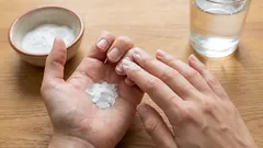 Por que massajar as unhas com bicarbonato de sódio? Esta massagem benéfica demora apenas alguns minutos.