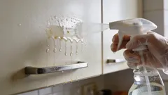 Como limpar a gordura da frente da cozinha em 10 minutos sem bicarbonato de sódio: um remédio caseiro simples sem produtos químicos caros