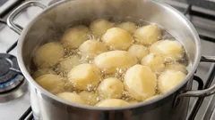 O que se deve adicionar à água ao cozinhar batatas: elas cozinham mais rápido e ficam mais saborosas.