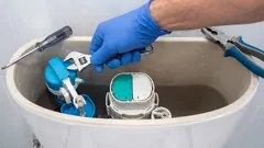 O vaso sanitário vaza após a descarga. Três soluções para eliminar esse vazamento constante