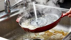 Muitas donas de casa não lavam corretamente as frigideiras gordurosas: aprenda uma maneira simples de lavar rapidamente a louça