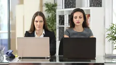 Como perceber que alguém o odeia discretamente: 6 sinais que você ignora