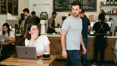 6 sinais de que uma pessoa está apaixonada, mas o esconde