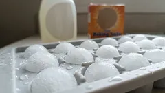 Bolinhas congeladas feitas de bicarbonato de sódio e detergente para a louça devolvem a limpeza a qualquer sanita