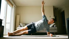 Um exercício eficaz para o abdómen, ombros, glúteos e costas. Faça-o todos os dias!