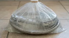 Limpo o mangueira do chuveiro de resíduos de calcário em 10 minutos: um método barato e sem produtos químicos