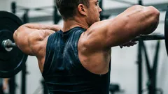 Os melhores exercícios para os ombros que vão dar à sua silhueta um formato em V