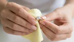 Um ourives mostra como limpar joias com um produto de limpeza comum.