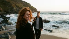 Como parecer mais confiante em segundos: sorriso, olhar e postura