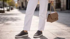 Em vez de tênis brancos: essa cor combina melhor com jeans na primavera de 2026!
