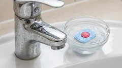 Pastilhas para a máquina de lavar louça na casa de banho? Este truque ajuda a eliminar a sujidade sem precisar de esfregar com uma escova.