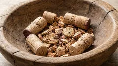 Os pratos ficam limpos num instante, mesmo com manchas de sujidade antigas: é por isso que já não deito fora as rolhas de vinho